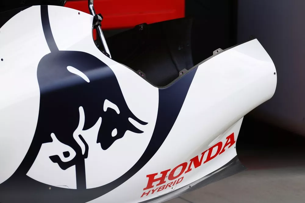 Carrocer&iacute;a del AlphaTauri AT01, incluyendo la cubierta del motor con logo de Honda