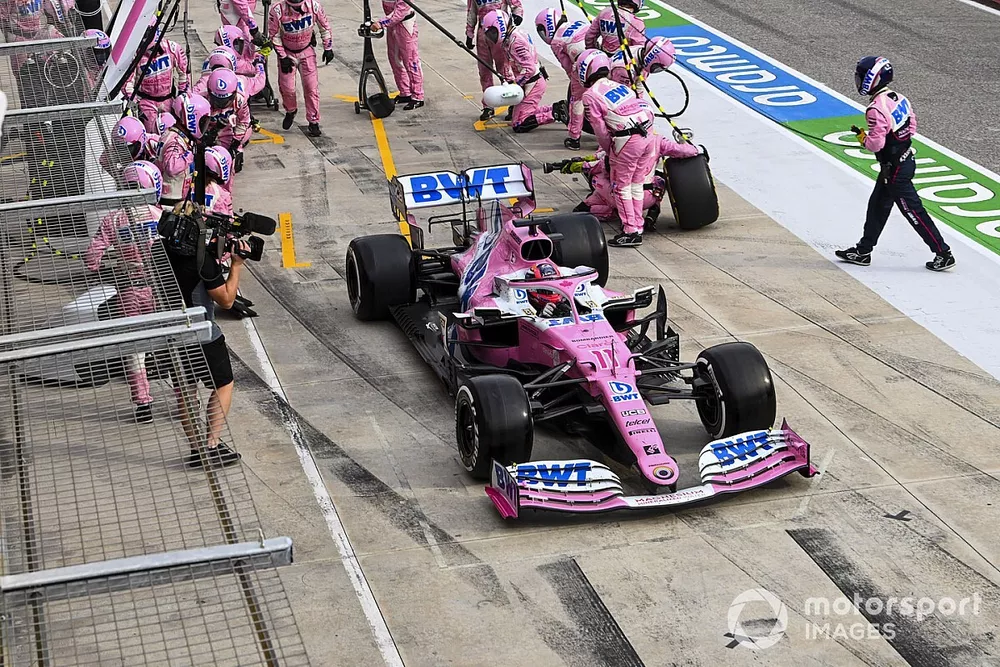 Sergio Perez, Racing Point RP20, sort de son stand