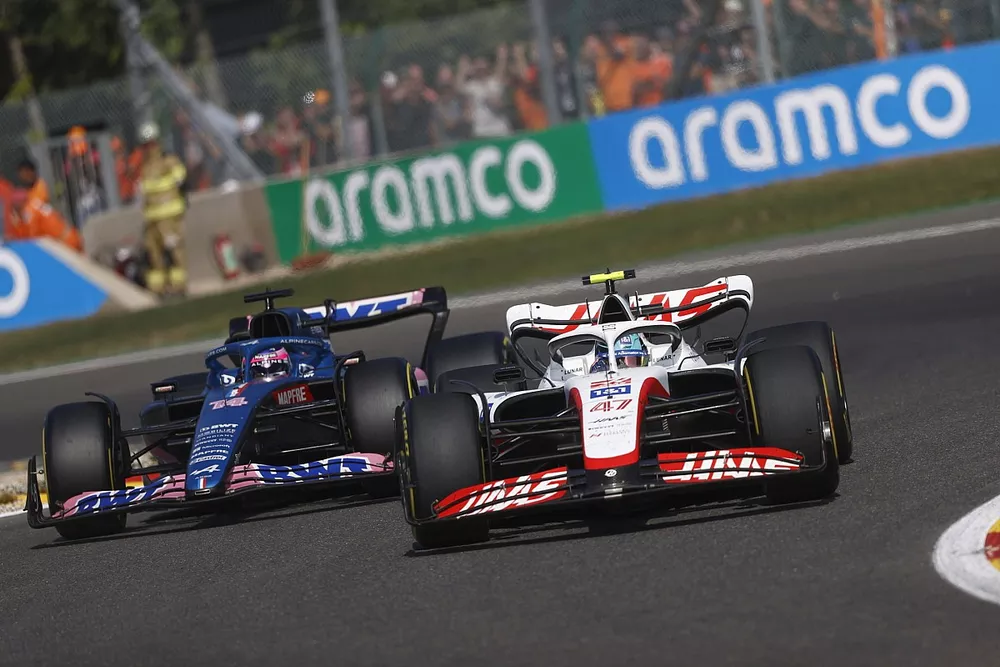 Mick Schumacher, Haas VF-22, Fernando Alonso, Alpine A522