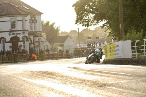 TT Isla de Man 2024: Dunlop hace historia y se convierte en el piloto más laureado