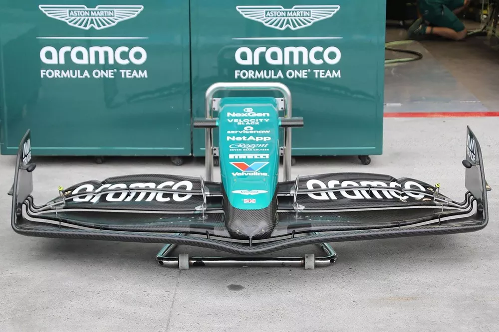 Dettaglio dell'ala anteriore dell'Aston Martin AMR24