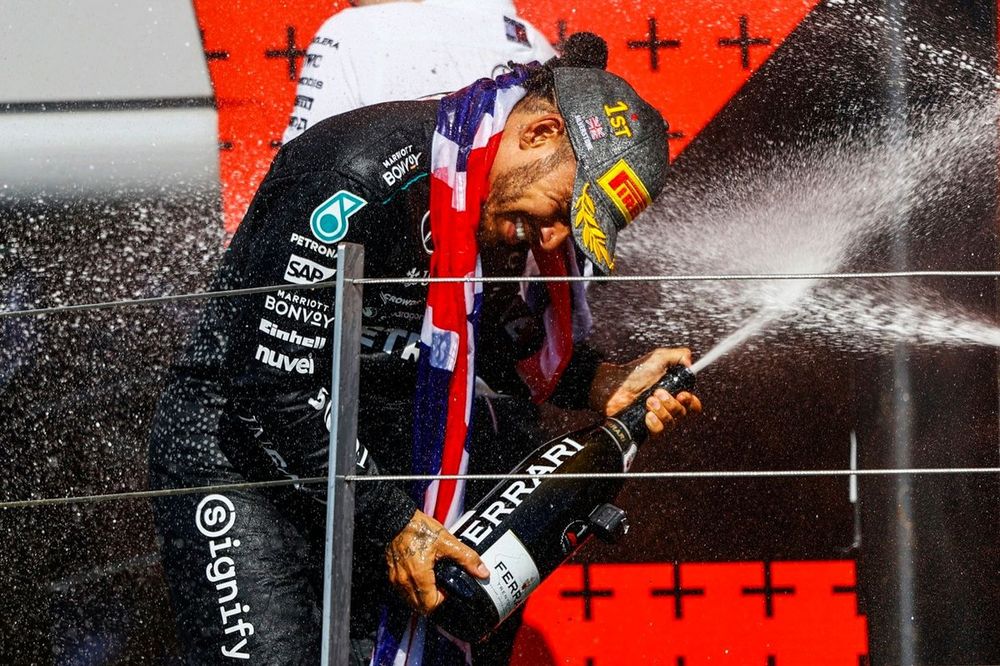 Lewis Hamilton, Mercedes-AMG F1 Team, 1e positie, spuit de overwinningschampagne