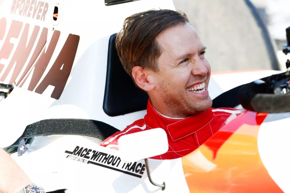 Sebastian Vettel se prepara para conducir el McLaren MP4/8 de Ayrton Senna
