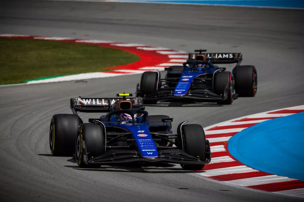 Logan Sargeant, Williams FW46, leidt Alex Albon, Williams FW46