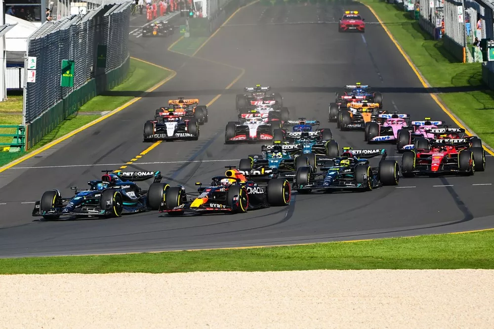 Max Verstappen, Red Bull Racing RB19, George Russell, Mercedes F1 W14, Lewis Hamilton, Mercedes F1 W14, Carlos Sainz, Ferrari SF-23, Charles Leclerc, Ferrari SF-23, el resto de la parrilla en la salida.
