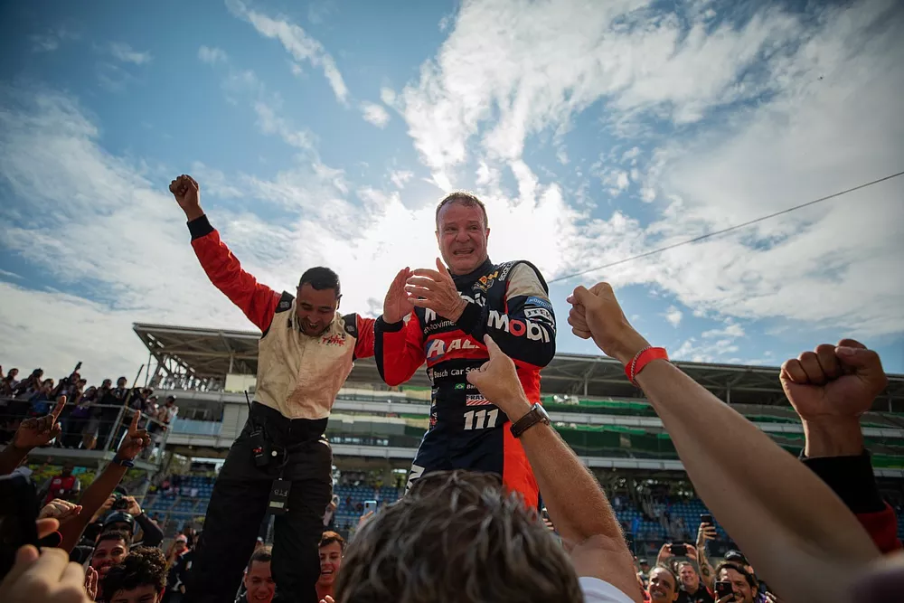 Rubens Barrichello celebra su segundo campeonato en el Stock Car de Brasil.