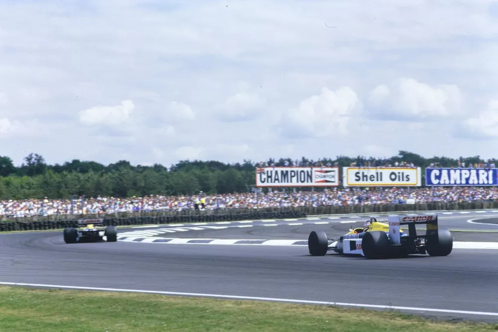 Nigel Mansell, Williams FW11B Honda, chases Nelson Piquet, Williams FW11B Honda.