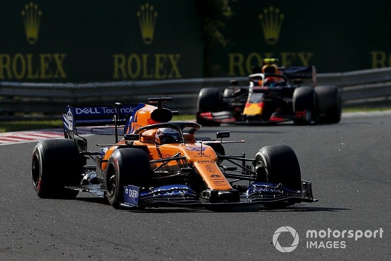 Carlos Sainz Jr., McLaren MCL34, Pierre Gasly, Red Bull Racing RB15