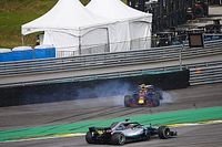 Hamilton echa m&aacute;s le&ntilde;a al fuego y cuestiona el incidente de Verstappen