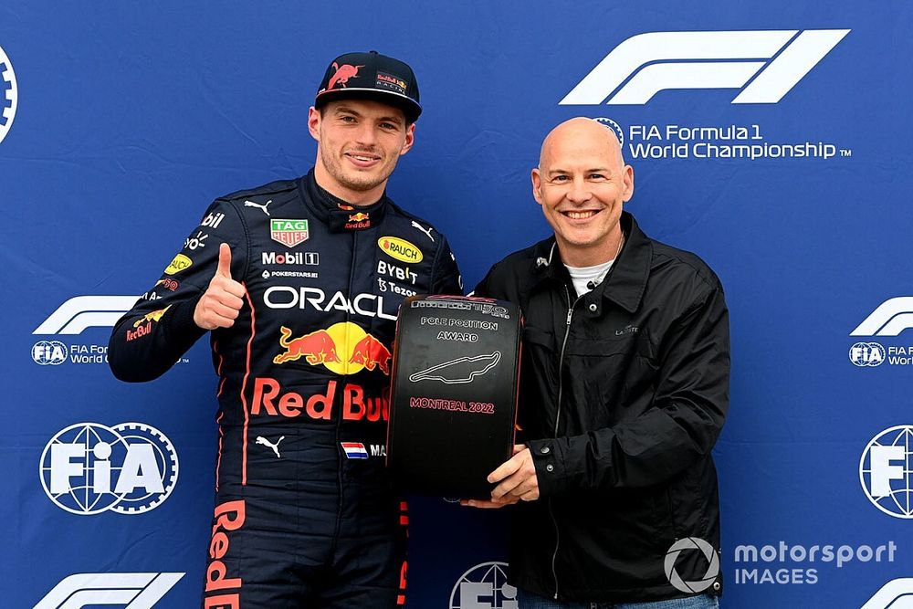 Ganador de la pole Max Verstappen, Red Bull Racing, recibe su premio Pirelli Pole Position de manos de Jacques Villeneuve