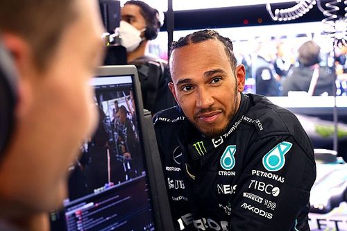 Hamilton da un paso atrás y se quita las joyas en Silverstone