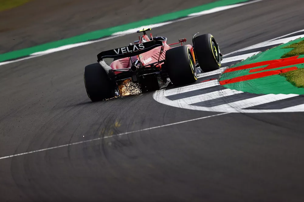 Carlos Sainz, Ferrari F1-75, fait des étincelles