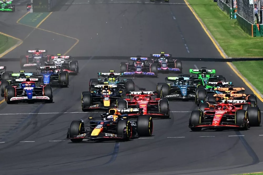 Max Verstappen, Red Bull Racing RB20 the field at the start