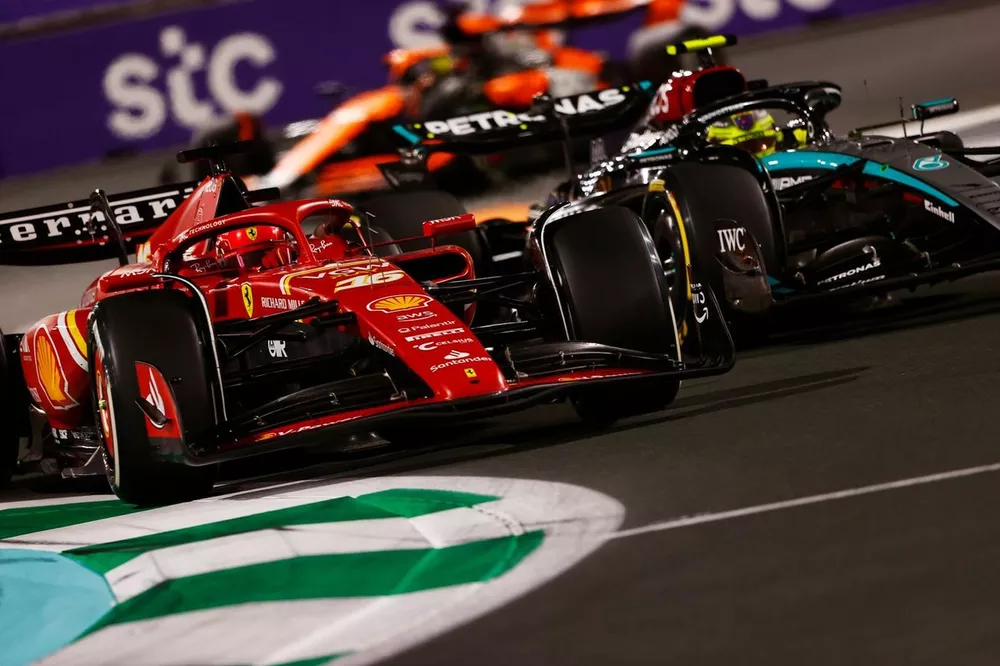 Charles Leclerc, Ferrari SF-24, &agrave; la lutte avec Lewis Hamilton, Mercedes F1 W15