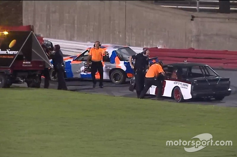 Гонщики NASCAR не поделили трассу. Полицейскому пришлось достать пистолет, чтобы их успокоить