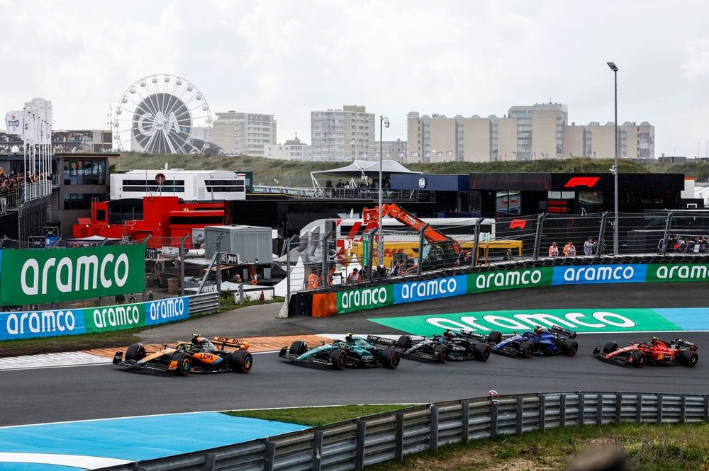 Lando Norris, McLaren MCL60, lidera Fernando Alonso, Aston Martin AMR23, y George Russell, Mercedes F1 W14