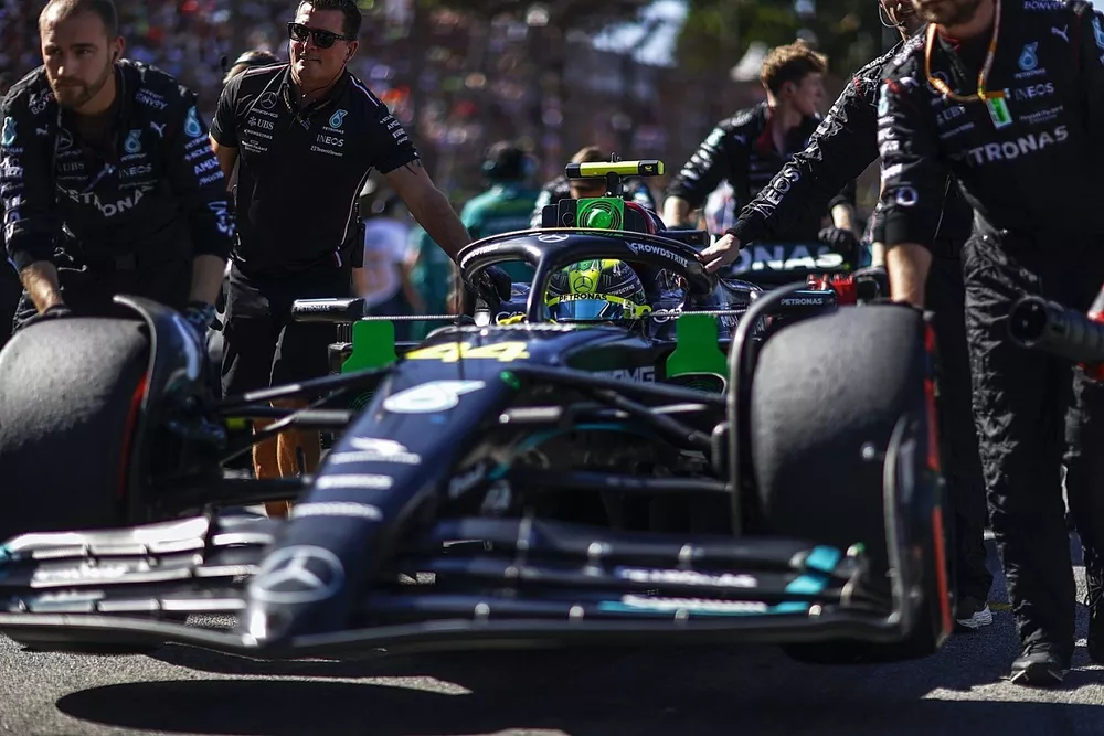 Les m&eacute;caniciens m&egrave;nent Lewis Hamilton, Mercedes F1 W14, sur la grille