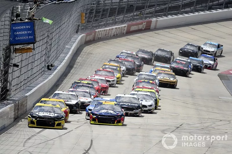 William Byron, Hendrick Motorsports, Chevrolet Camaro Axalta,  Chase Elliott, Hendrick Motorsports, Chevrolet Camaro NAPA Brakes