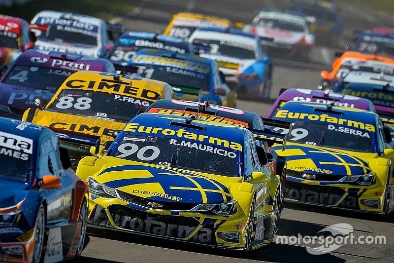 Carros durante etapa de Londrina da Stock Car