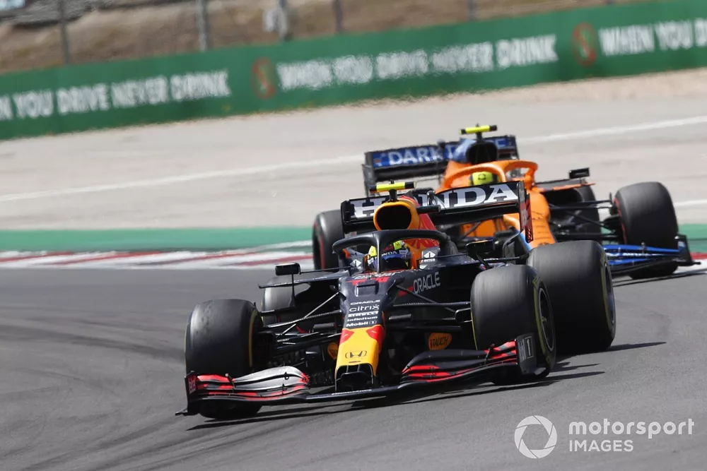 Sergio Perez, Red Bull Racing RB16B, Lando Norris, McLaren MCL35M