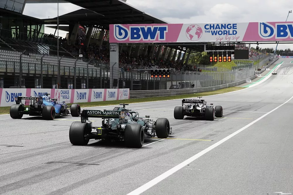Pierre Gasly, AlphaTauri AT02, Roy Nissany, Development Driver, Williams FW43B, and Lance Stroll, Aston Martin AMR21, practice their start procedures at the end of FP1