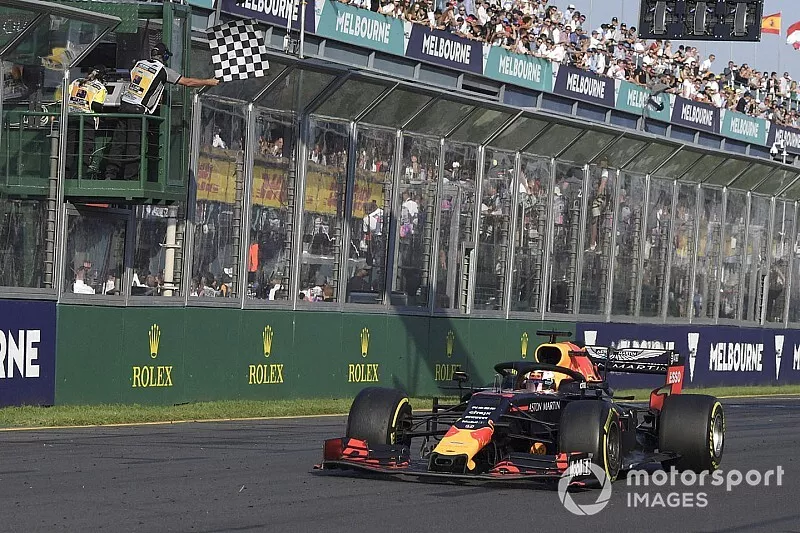 Max Verstappen, Red Bull Racing RB15, crosse the line