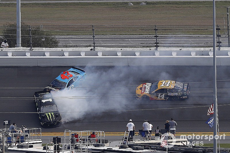 Daytona 500: Kyle Busch wins Stage 1, brother Kurt wrecks