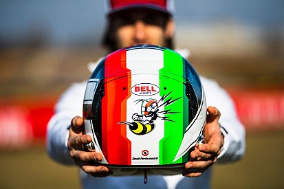 Giovinazzi svela il suo casco 2019: c'è il tricolore in evidenza e l'ape portafortuna pronta a pungere