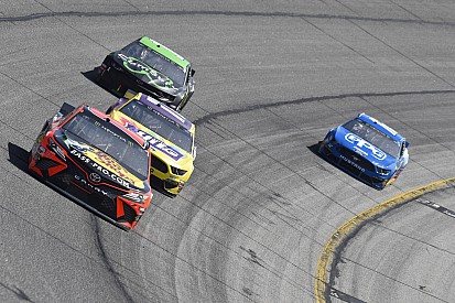 Stenhouse says he did the "right thing" racing Truex at Atlanta