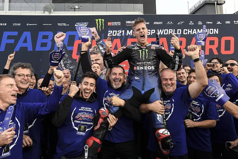 Le Champion du monde Fabio Quartararo, Yamaha Factory Racing f&ecirc;te son titre avec son &eacute;quipe