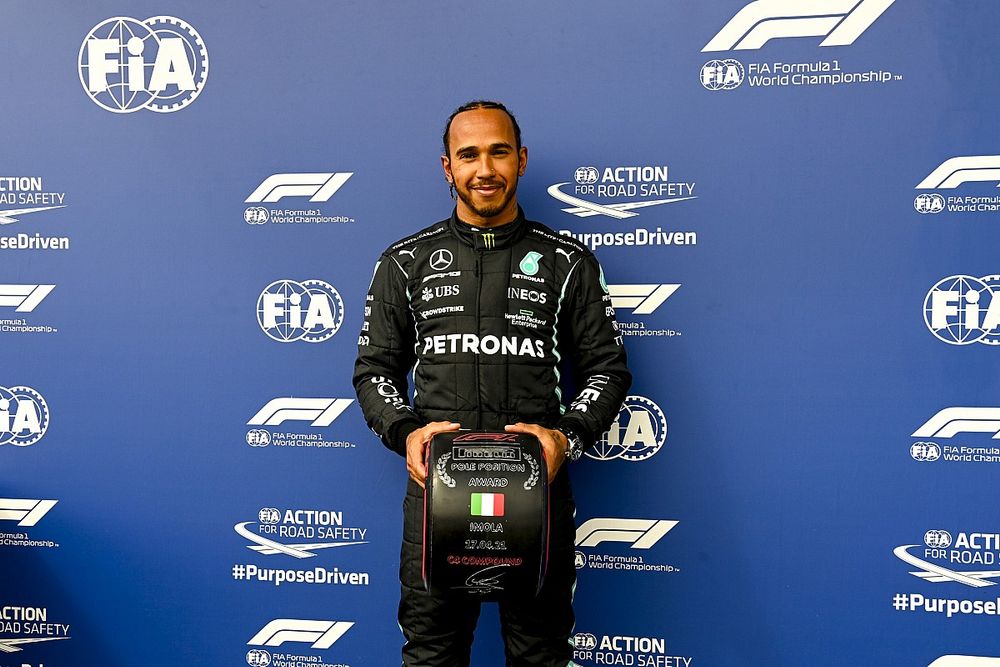Ganador de la pole Lewis Hamilton, Mercedes, con el premio Pirelli Pole Position