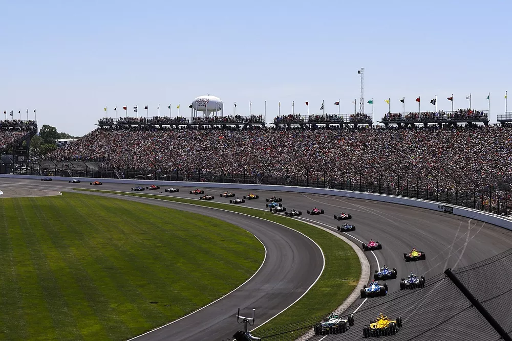 Scott Dixon, Chip Ganassi Racing Honda leads at the start