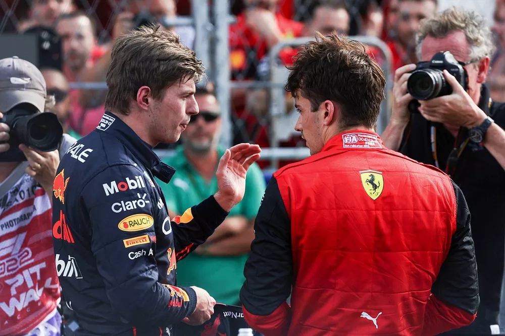 Max Verstappen, Red Bull Racing, discute avec le poleman Charles Leclerc, Ferrari