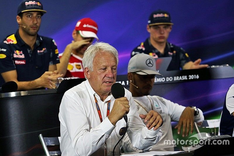 Charlie Whiting en la rueda de prensa de la FIA