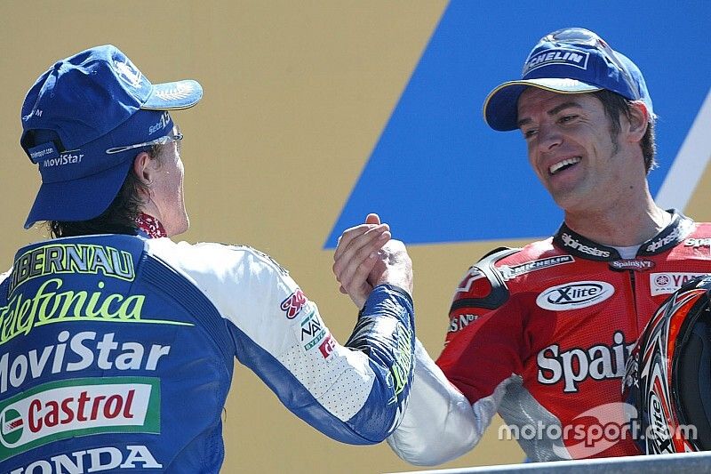 Podio: ganador de la carrera Sete Gibernau, Telefonica Movistar Honda MotoGP, segundo lugar Carlos Checa, Fortuna Yamaha