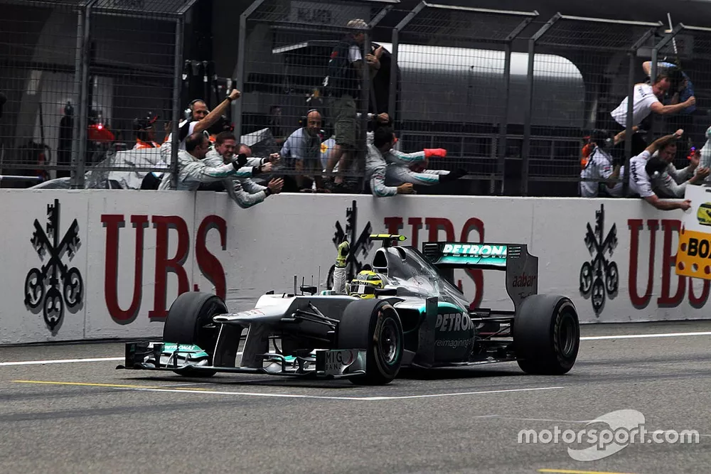 Nico Rosberg, Mercedes AMG F1 W03 cruza la meta