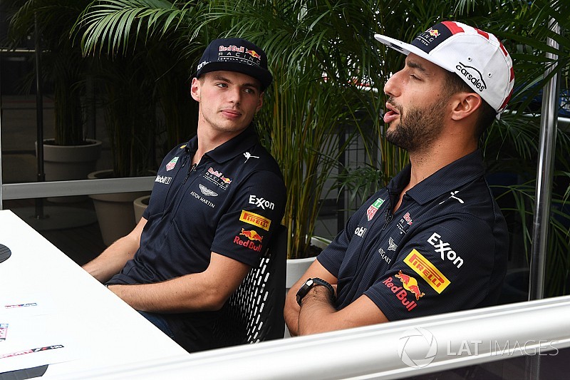 Video: Ricciardo ve Verstappen'in NASA ziyareti