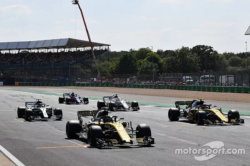 Nico Hulkenberg, Renault Sport F1 Team R.S. 18 y Carlos Sainz Jr., Renault Sport F1 Team R.S. 18 practican una salida de la parrilla