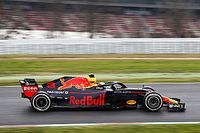 Red Bull pasa las 100 vueltas y domina en Barcelona