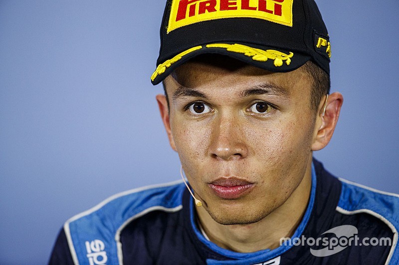 Элбон вошел в заявочный лист Формулы Е, хотя остается кандидатом в Toro Rosso. Что это значит?