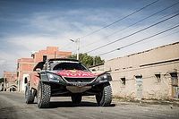 Sainz salva un complicado d&iacute;a y sigue l&iacute;der del Dakar
