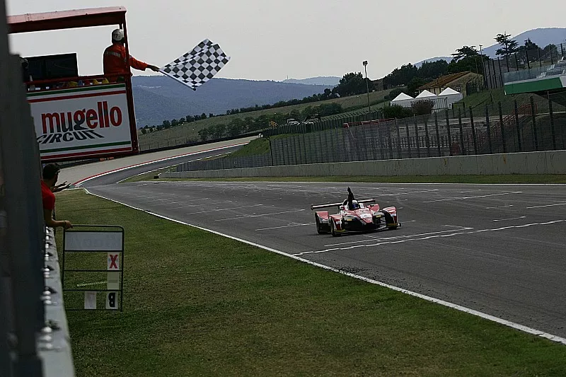 il vincitore Matteo Pollini, Giacomo Race, prende la bandiera a scacchi
