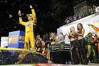 Kyle Busch supera a Kevin Harvick y suma su triunfo 50 en la Copa