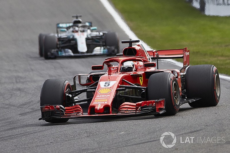 Hamilton dice que Mercedes no puede seguir fanfarroneando ante Ferrari
