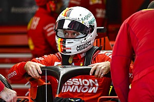 Ｆ１　フェラーリ　ベッテル　１／２　サイン入りヘルメット コレクター必見！ ベッテル＆ライコネンの『フェラーリ公式 1／2