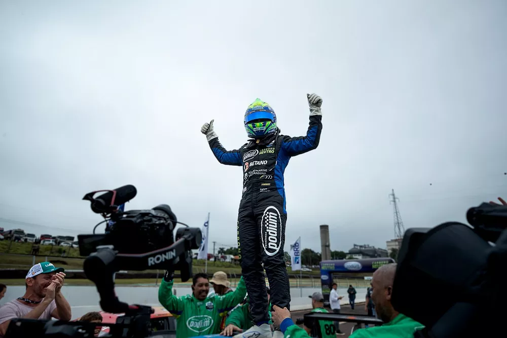 Felipe Massa comemora sua primeira vit&oacute;ria na Stock Car