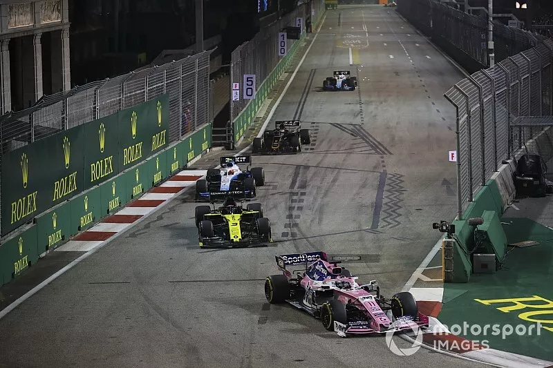 Sergio Perez, Racing Point RP19, devant Daniel Ricciardo, Renault F1 Team R.S.19, Robert Kubica, Williams FW42, et Romain Grosjean, Haas F1 Team VF-19