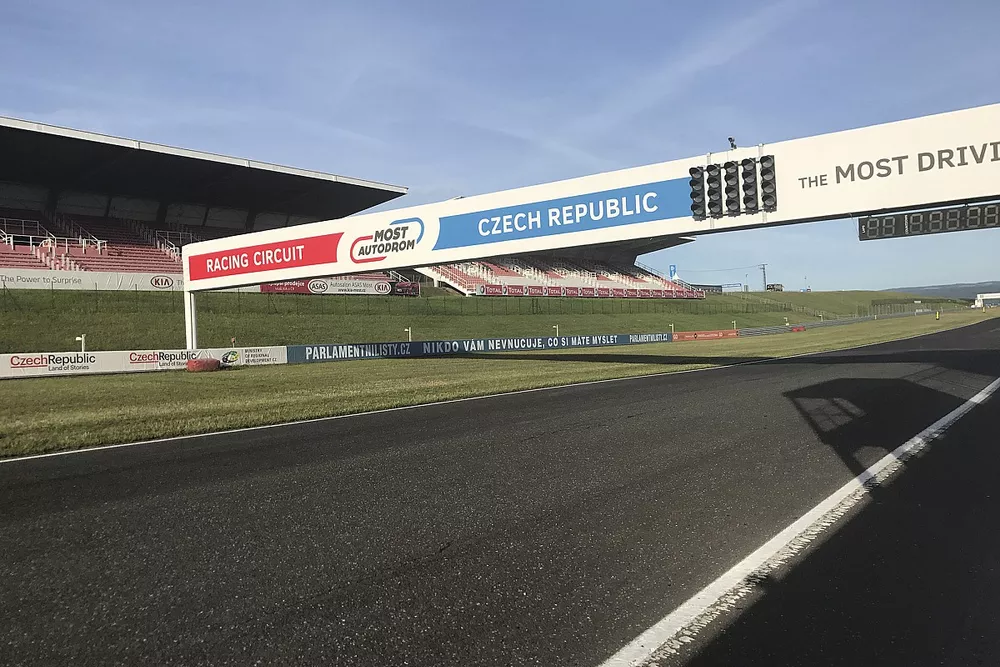 Start-Finish-straight, Track at Most