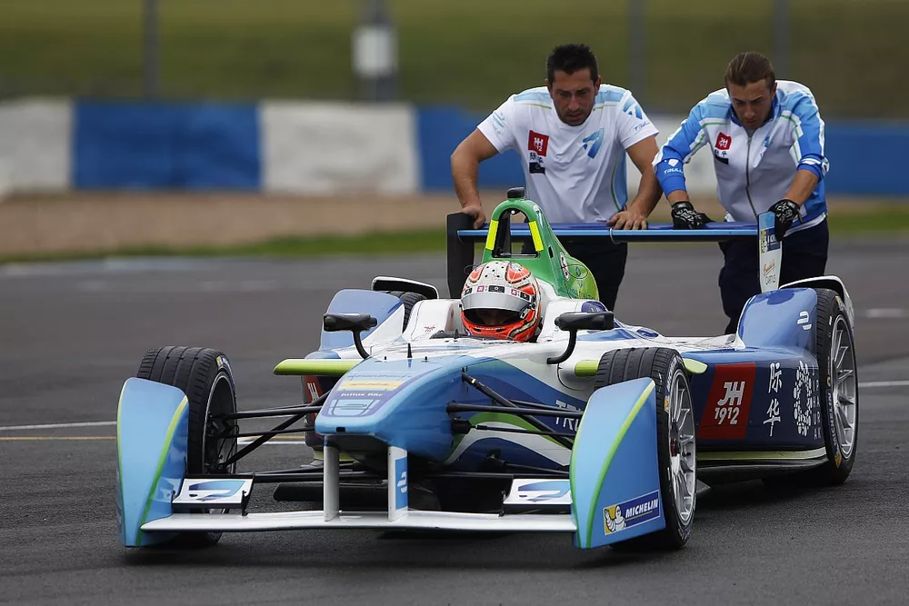 Liuzzi Donington aux essais de Donington en 2015