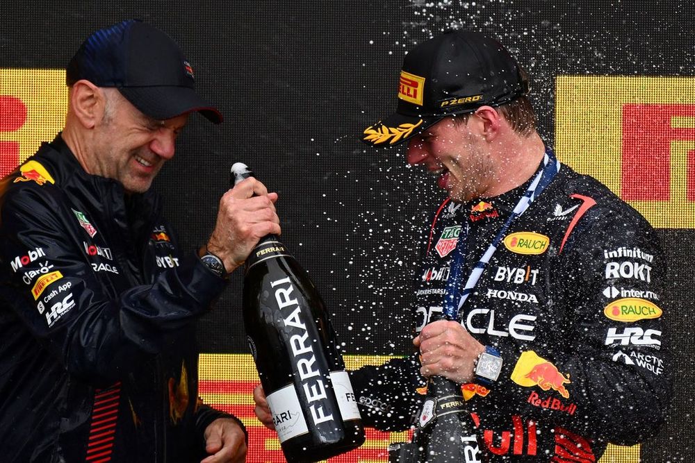 Podio: ganador Max Verstappen, Red Bull Racing celebra con Adrian Newey director de tecnolog&iacute;a de Red Bull Racing